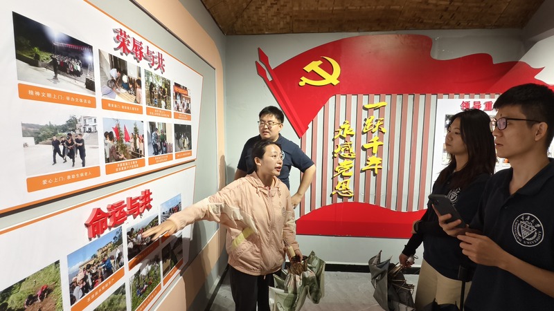 当地干部向实践团讲述拉祜寨发展变化。校方供图