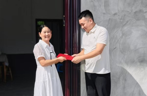 工作人員送証上門。奉節縣規劃和自然資源局供圖