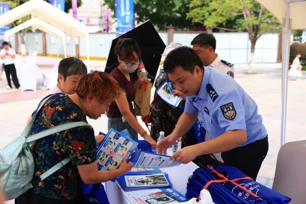 &nbsp;公安反詐宣講員向市民宣講反詐知識。賈宇攝