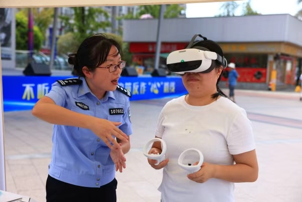 市民佩戴VR眼鏡沉浸式反詐體驗。賈宇攝