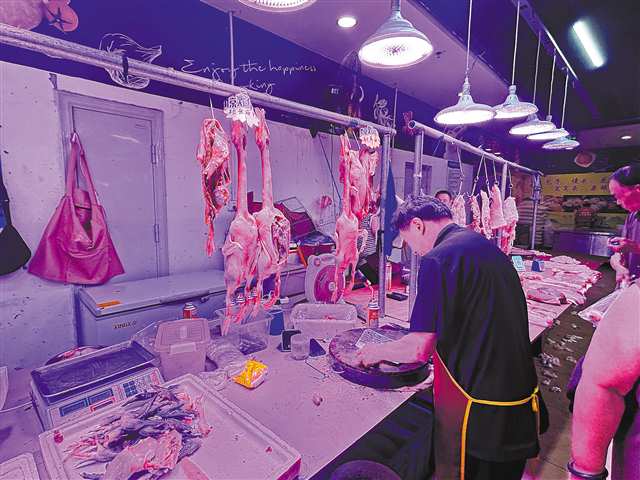 九龍坡區楊家坪惠多集貿市場肉制品區域，商戶使用生鮮燈。記者 周盈 攝/視覺重慶