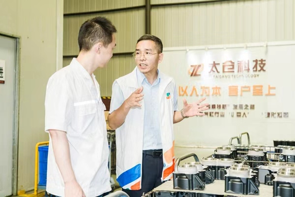 专家深入企业调研指导。重庆市人力社保局