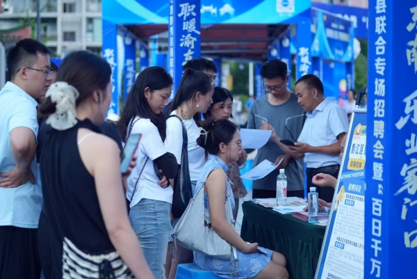 招聘会现场。谭登帆摄