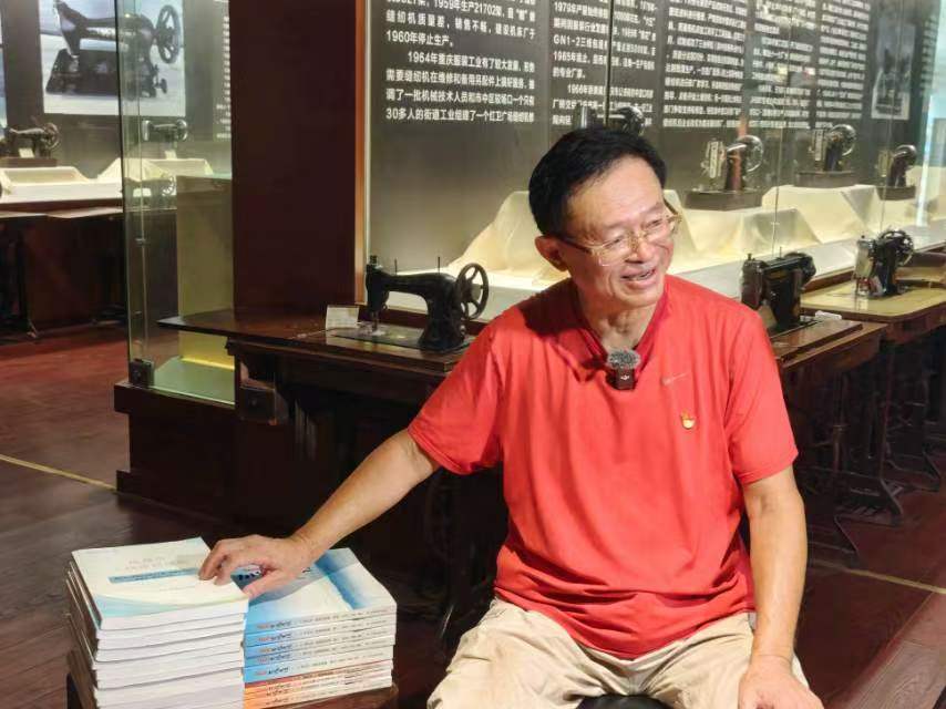 陈晓林讲述出版的三线建设书籍。靳洪君摄
