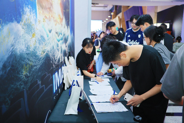 影城邀请各影迷共同参与启幕仪式。万达影城供图