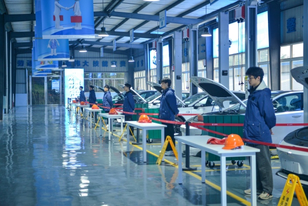 学生进行汽车整车实训。九龙坡职业教育中心供图