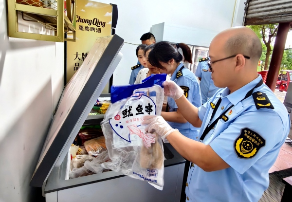 执法人员检查烧烤食材质量。涪陵区市场监督管理局供图