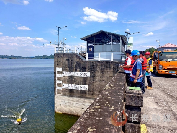 长寿湖大坝前沿水域水下地形测绘。长寿区融媒体中心供图