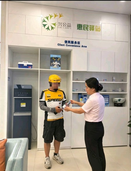 為新就業勞動者提供貼心服務。興業銀行重慶分行供圖