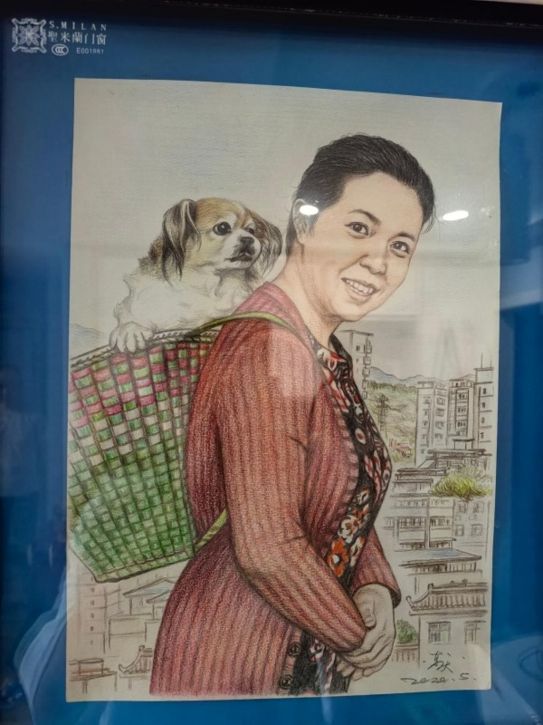 卢真庆给姐姐卢真玉画的彩铅肖像。杨晨摄