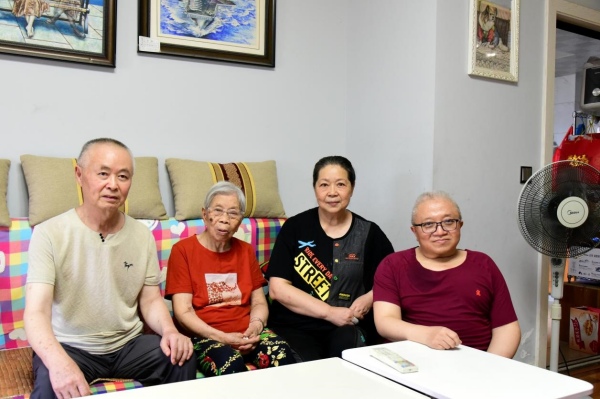 卢真玉（右二）全家福。杨晨摄