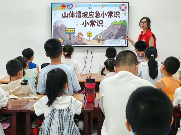 青年志愿者为孩子们讲解应急小常识。徐小婷摄