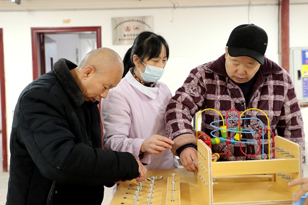 老人们参与康复训练。陈慧摄