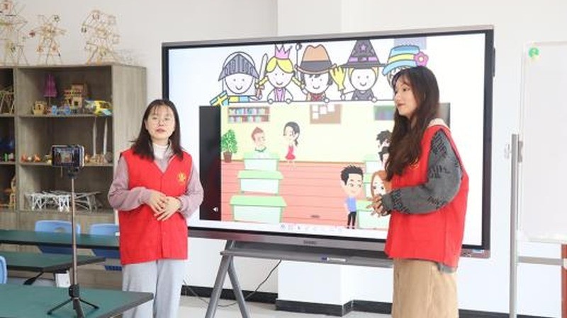 志愿者在“逸师公益爱心课堂”开展主题教学。校方供图