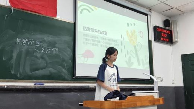 学生开展课堂表达训练。校方供图