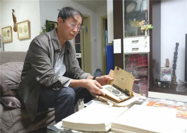 傅显渝整理搜集到的创作素材。受访者供图