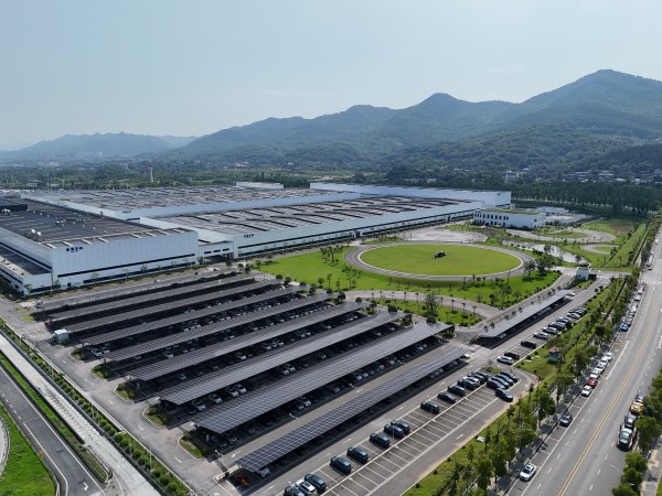 赛力斯超级工厂（凤凰）打造的“光伏+造车”零碳工厂示范项目。赛力斯汽车供图