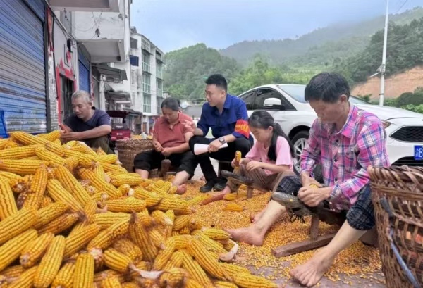 魏世鸿（左三）向村民宣传森林防火知识。涪陵区融媒体中心供图