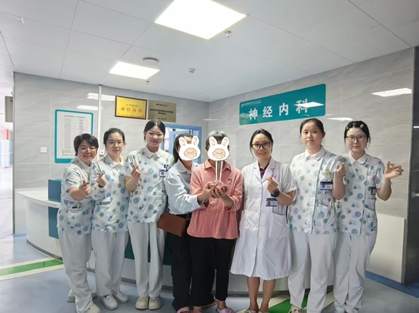 广州八旬老人重庆求医 信任温暖助她走出情绪困境