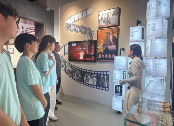 实践团成员走访忠县红岩人物展示中心。詹令彪摄