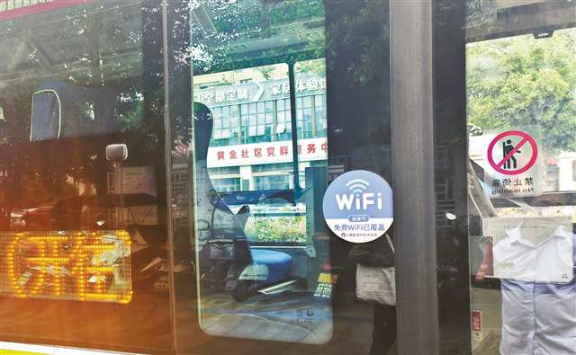 圖為217線公交車已粘貼WiFi標識。（重慶交通開投集團公交西部分公司供圖）