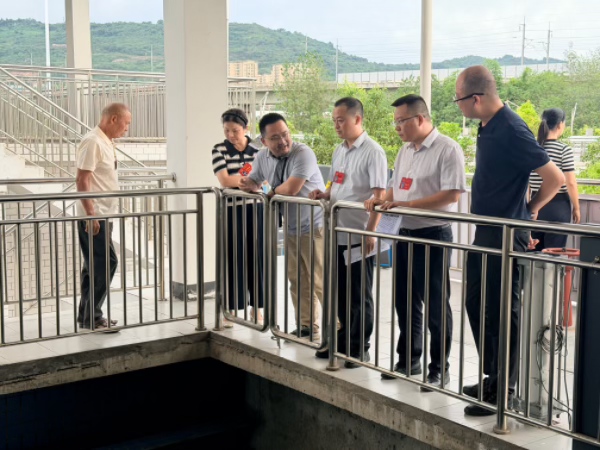 人大代表走进白含污水处理厂开展调研。向丹摄