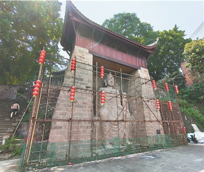 弹子石摩崖造像临江大佛穿上“防护服”。重庆市南岸区文管所供图
