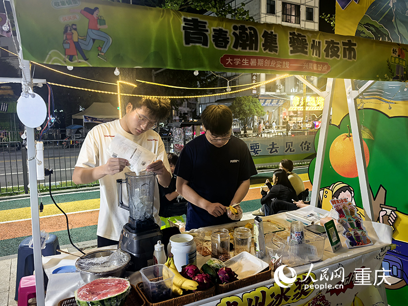张顺和同学一起在家乡创业实践。徐雯瑄摄