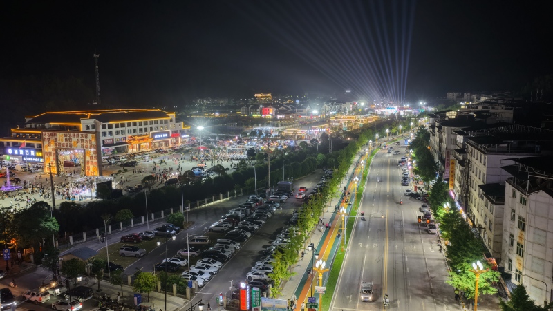 夜幕下的兴隆旅游度假区。 兴隆镇供图