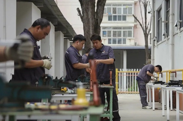 馬超正在帶徒弟進行省賽備賽。華潤集團供圖