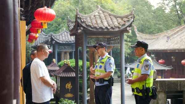 民警給群眾普法。北碚區公安分局供圖