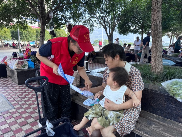 青年志願者向群眾宣傳節水護水小技巧。宋順丹攝