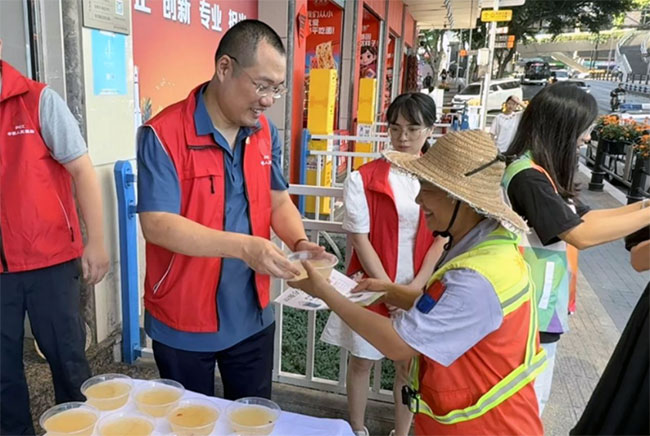 提供饮水服务。人保财险重庆分公司供图