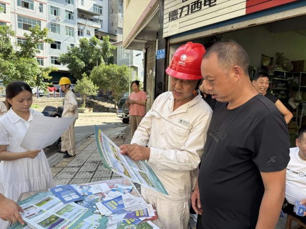 工作人員向群眾普及電力設施保護知識。曾計攝