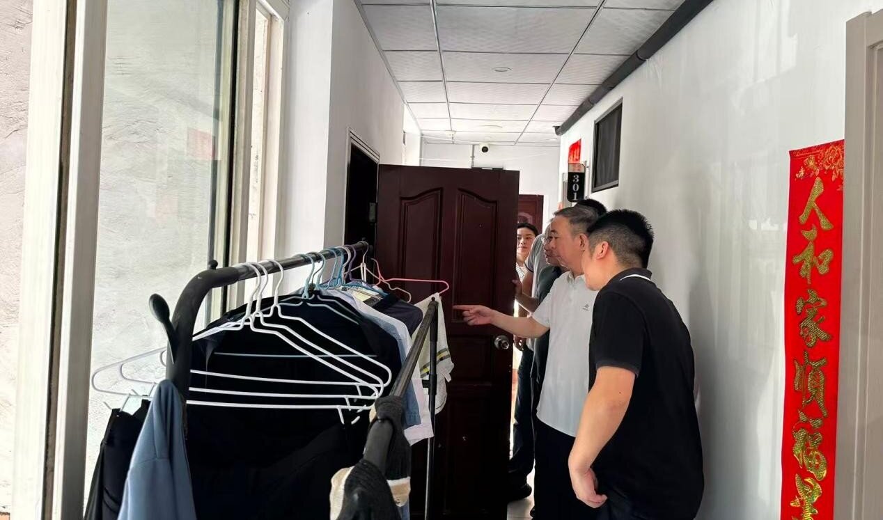 排查樓道風險隱患。龍塔街道供圖