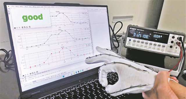 西南科技大学和重庆大学合作研发的柔性可穿戴设备，可用于聋哑人手语交互。（受访者供图）