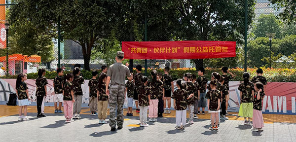 托管营开设的“军事夏令营”。受访者供图