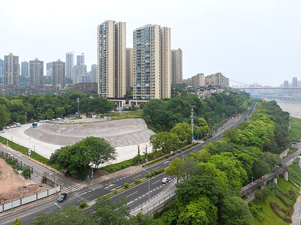 8月7日，南岸区南滨路，围挡拆除后的融侨公园停车场（无人机照片）。记者 李雨恒 摄