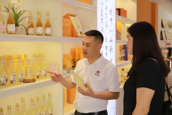 醉白帝果酒負責人在向顧客介紹產品。奉節縣委宣傳部供圖