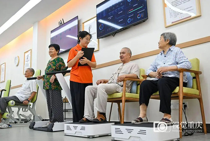 位于两江新区礼嘉街道文化活动中心的长者运动健康之家，老年人在工作人员指导下使用律动平台。记者 张锦辉 摄/视觉重庆