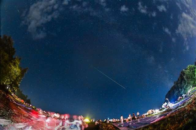 8月12日晚上，巴南區聖燈山鎮林基村，眾多市民前來觀看流星雨。首席記者龍帆攝/視覺重慶