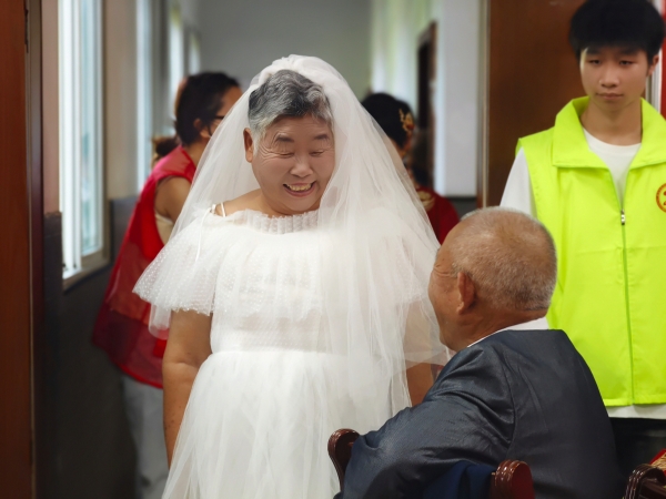 参与活动的老年夫妻。万灵镇供图