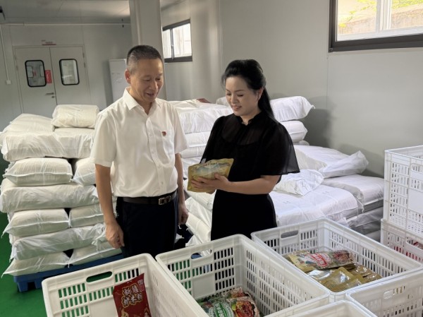 农行垫江支行工作人员在重庆汇钜食品有限公司走访。邹雨璠 摄