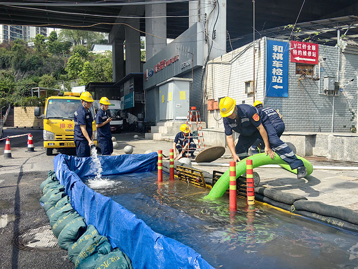 8月13日，一场城市内涝智能预警处置演练在九龙坡区渝州路街道奥体运动街龙井湾桥下紧张进行。九龙坡区住房城乡建委供图