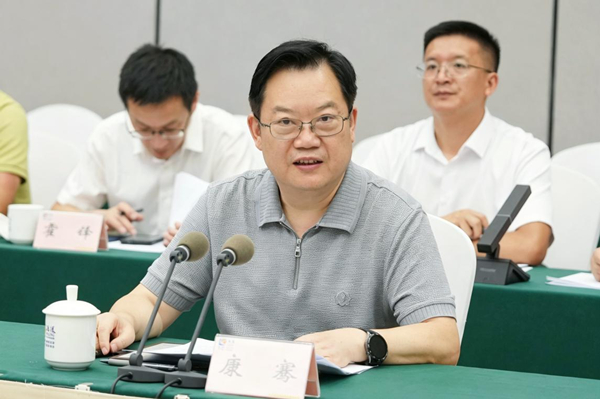 重庆理工大学党委书记康骞讲话。重庆理工大学供图