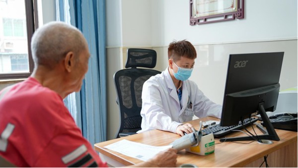 人和社区卫生服务中心中医康复科主治医师王凤琳 摄影/薛世强