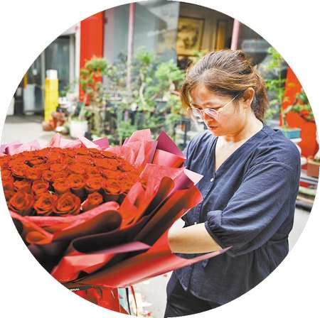 花店工作人员加紧包装玫瑰。本组图片由首席记者 龙帆 记者 谢智强 摄/视觉重庆