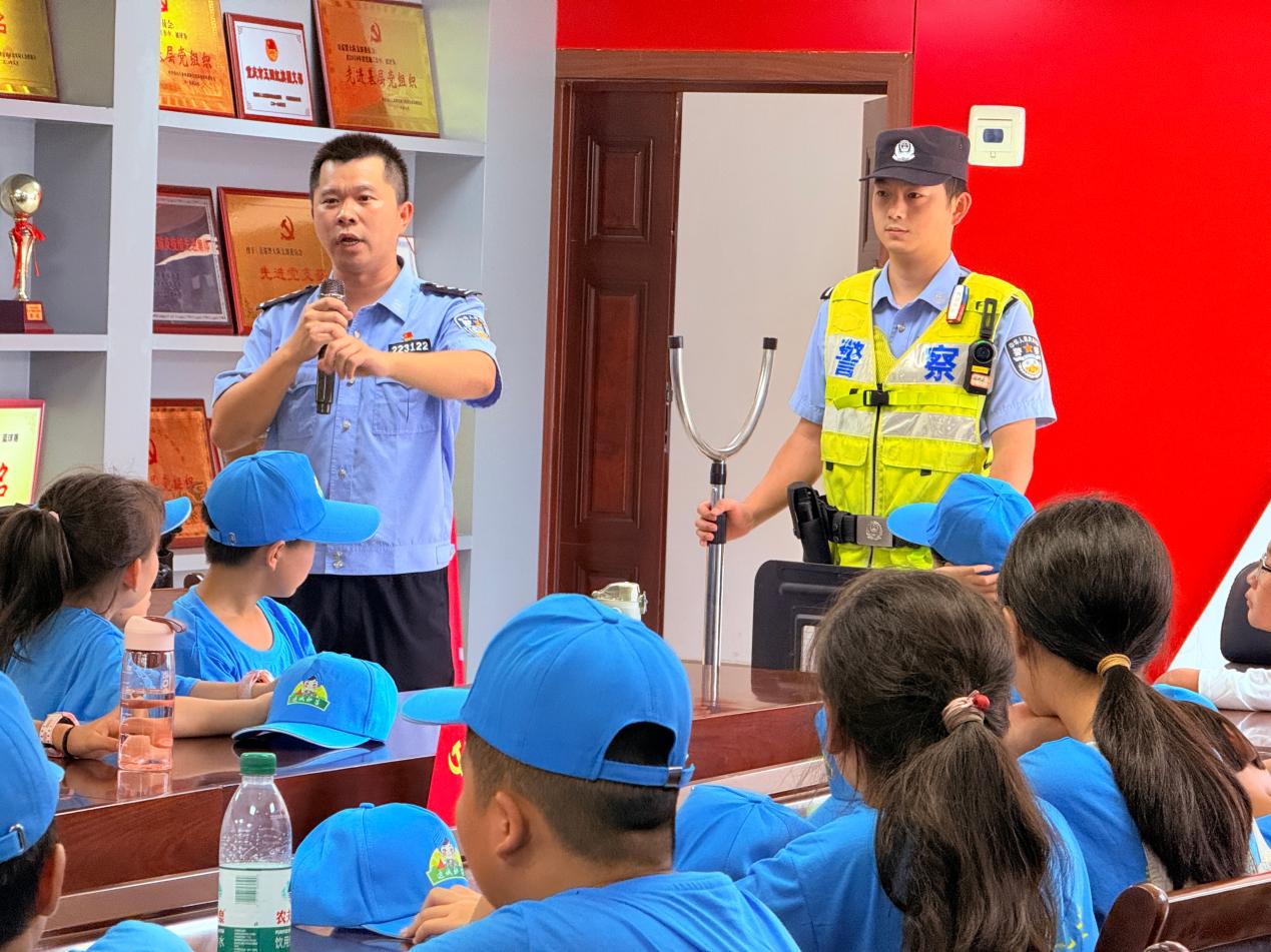 民警给孩子们讲解各类装备。秀山县民政局供图