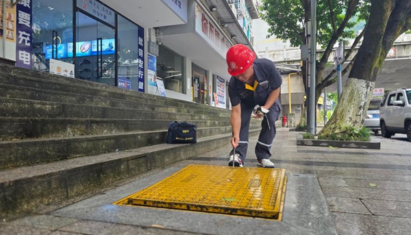周美江在进行安全巡检。重庆燃气集团供图