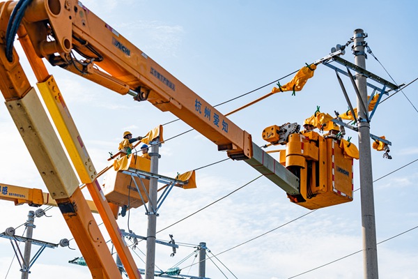 供電員工開展不停電作業技能競賽。國網重慶永川供電公司供圖